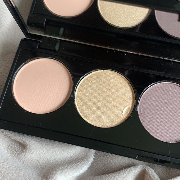 Laritzy Cosmetics Artistry Eyeshadow Palette in Allure - Picture 4 of 5